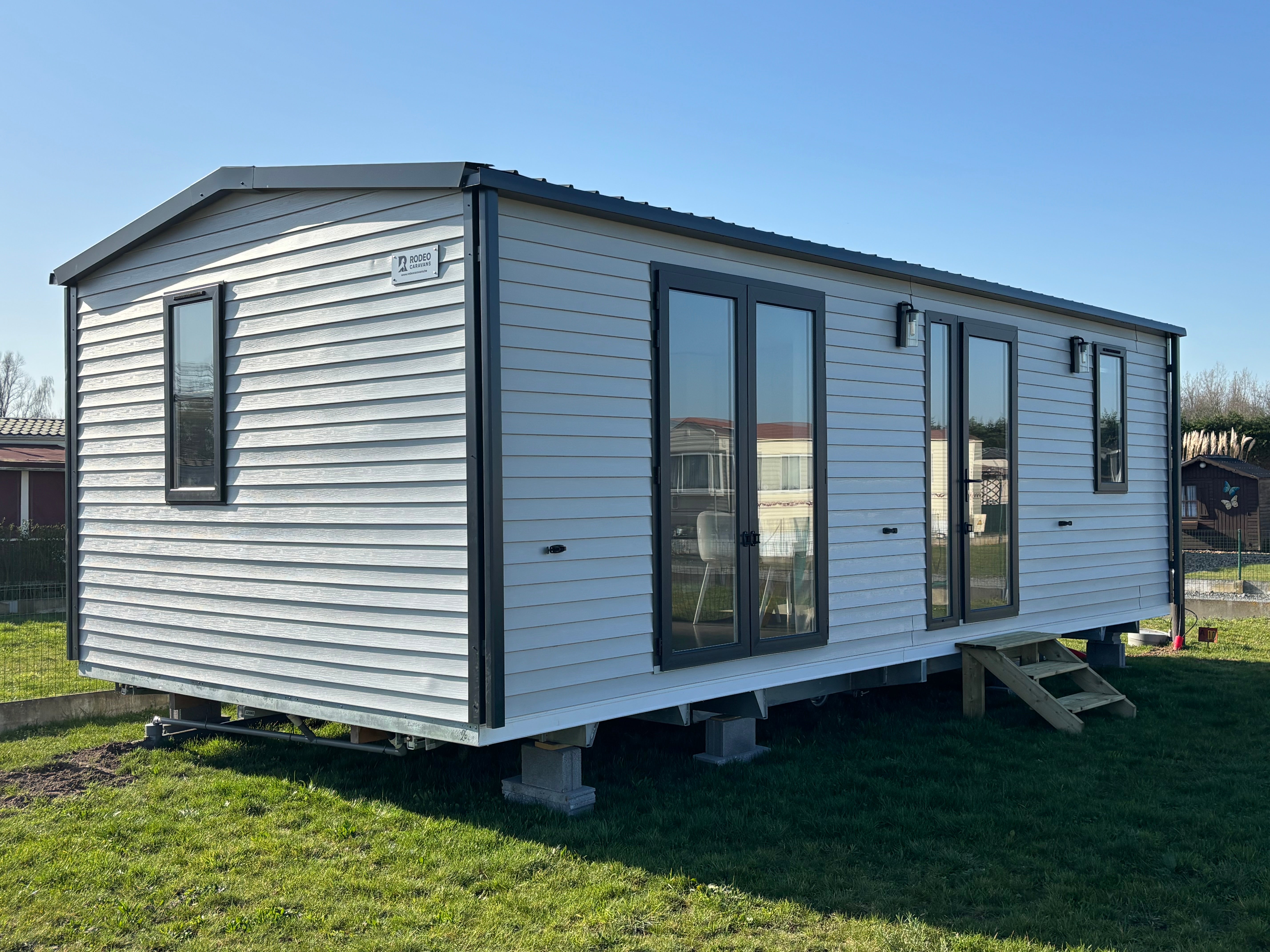 Nieuwe Stacaravan Admiral - 2 slaapkamers - 860x420cm - Koutercamping Donkmeer