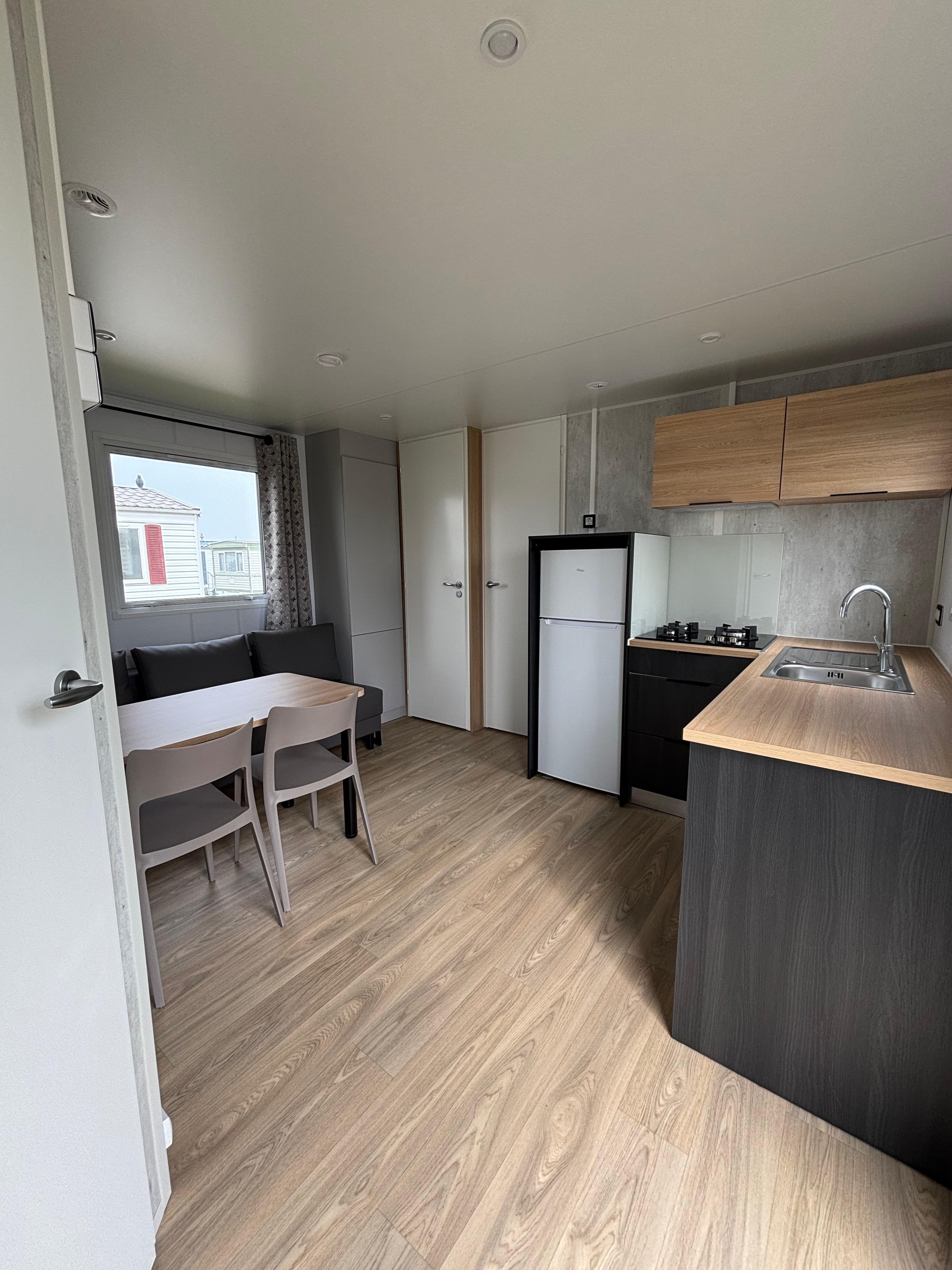 Neues Mobilheim im mediterranen Stil – 2 Schlafzimmer – Integrierte Terrasse – 880 x 420 cm
