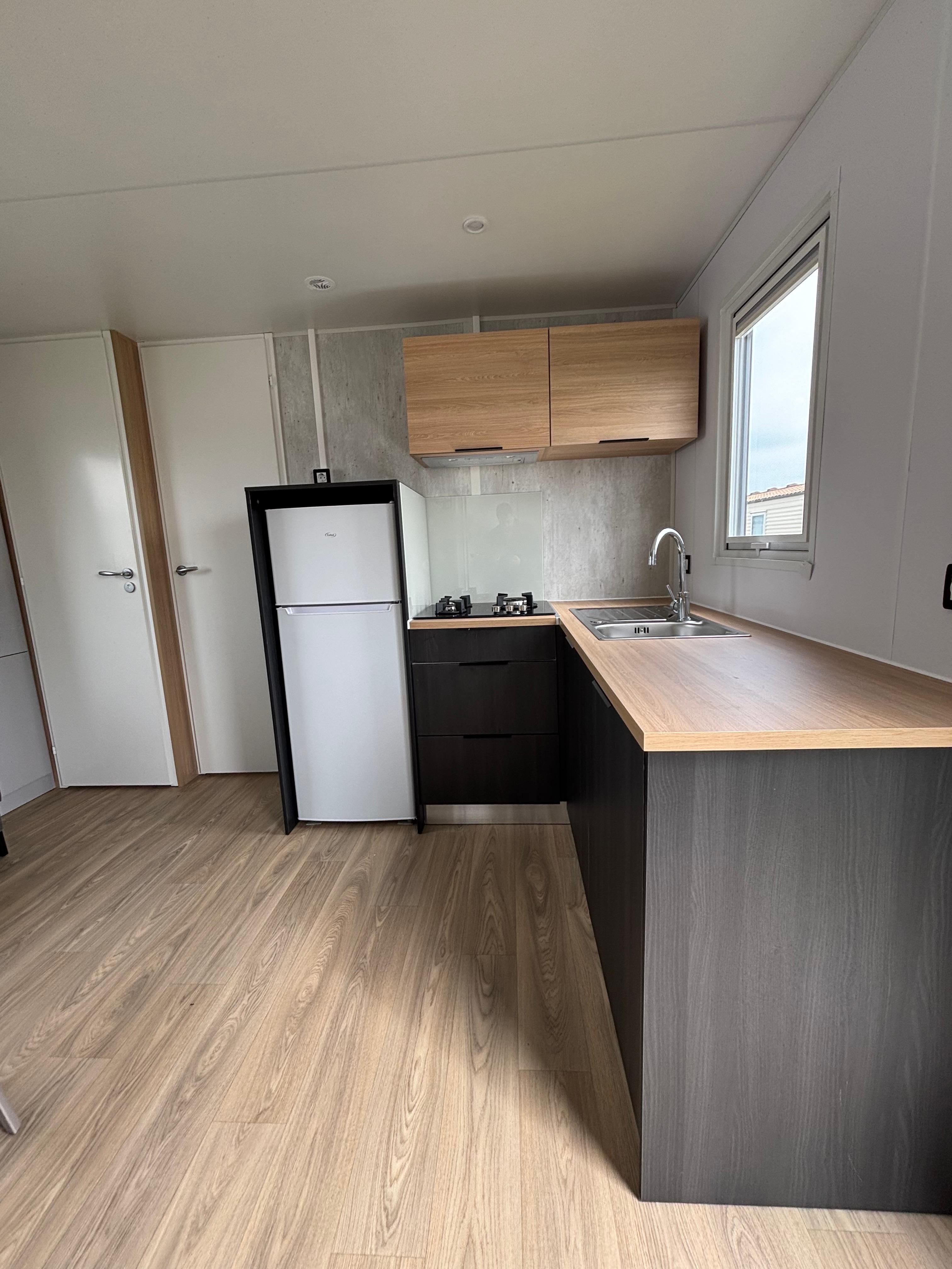 Neues Mobilheim im mediterranen Stil – 2 Schlafzimmer – Integrierte Terrasse – 880 x 420 cm