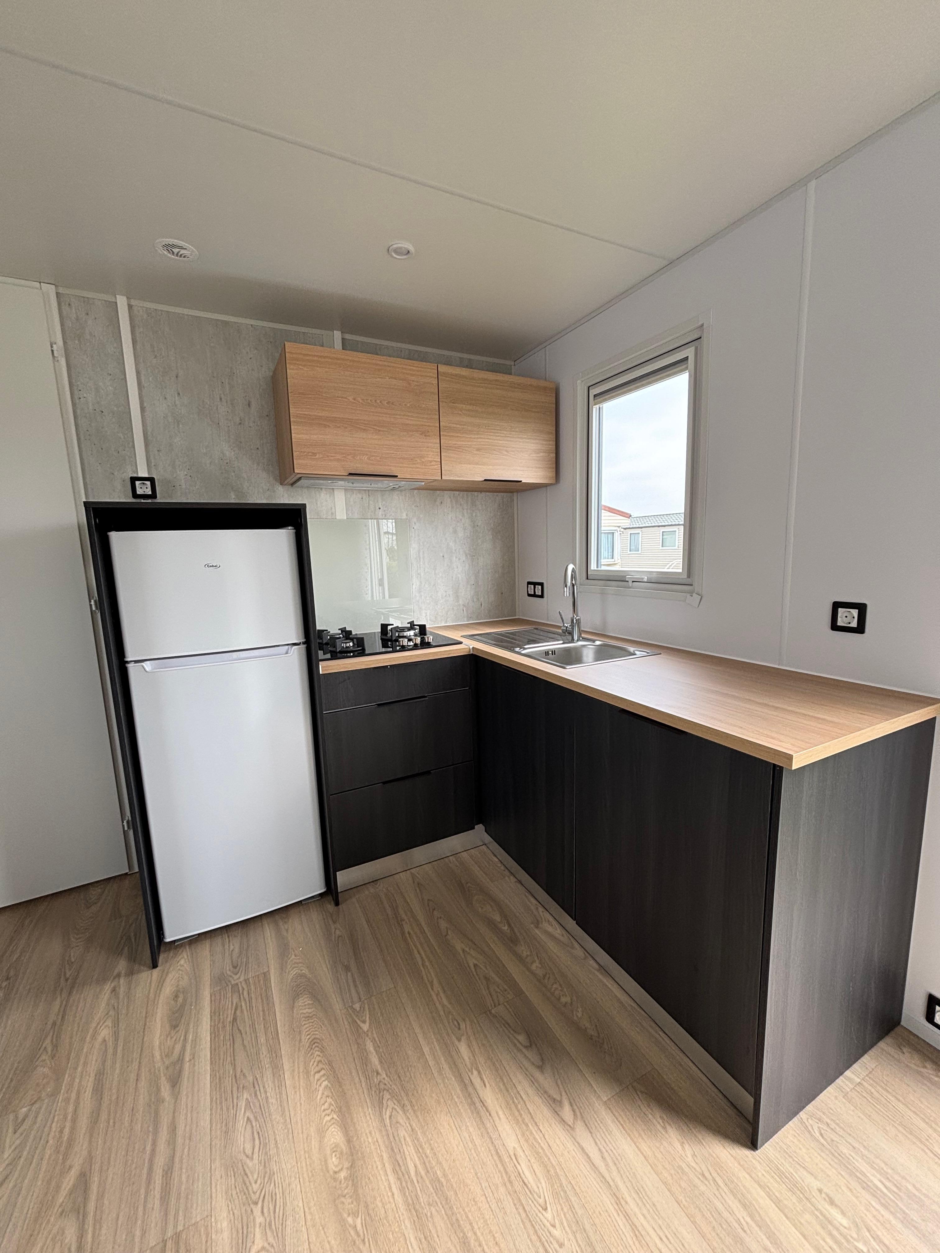 Neues Mobilheim im mediterranen Stil – 2 Schlafzimmer – Integrierte Terrasse – 880 x 420 cm