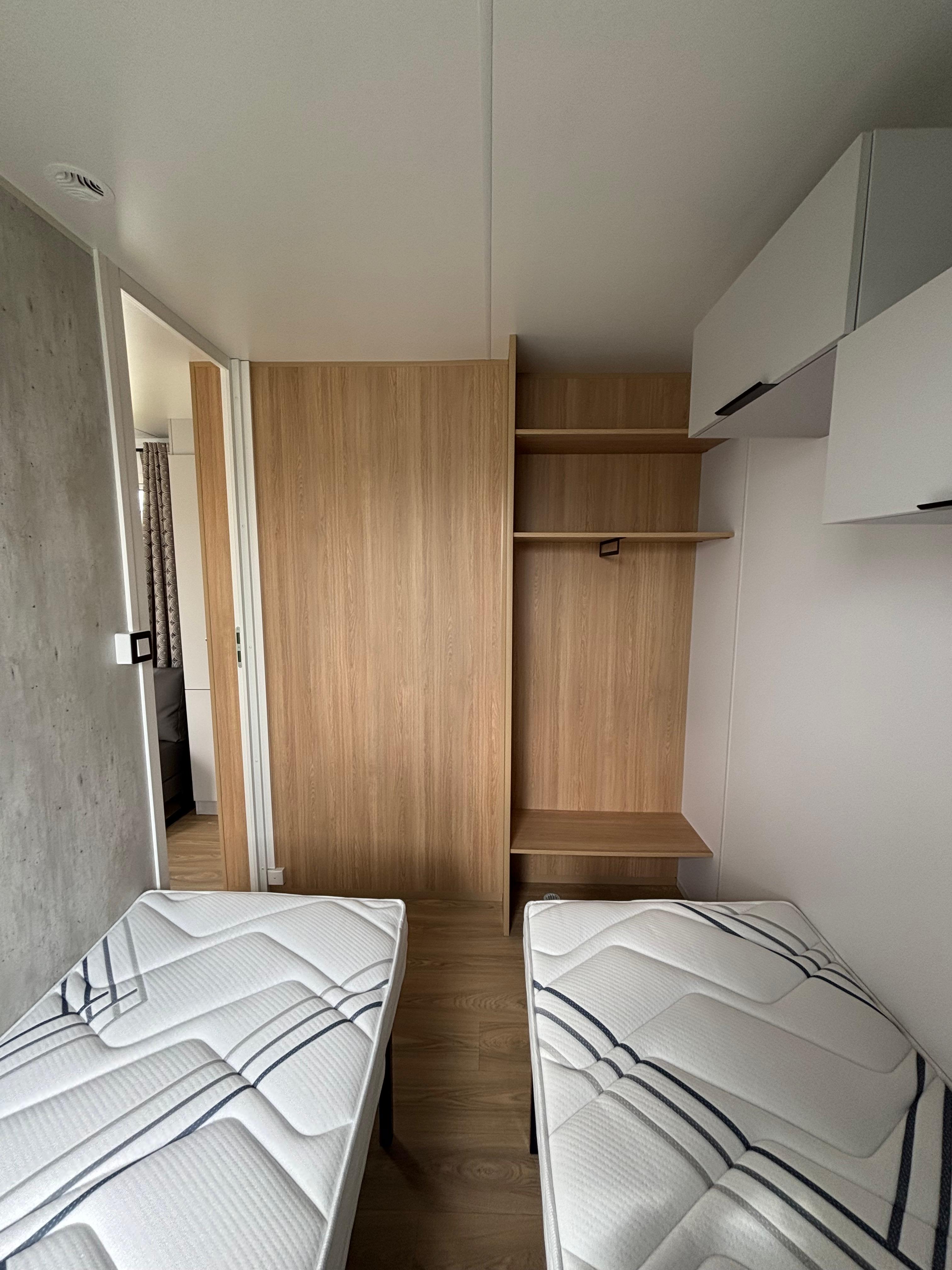 Neues Mobilheim im mediterranen Stil – 2 Schlafzimmer – Integrierte Terrasse – 880 x 420 cm