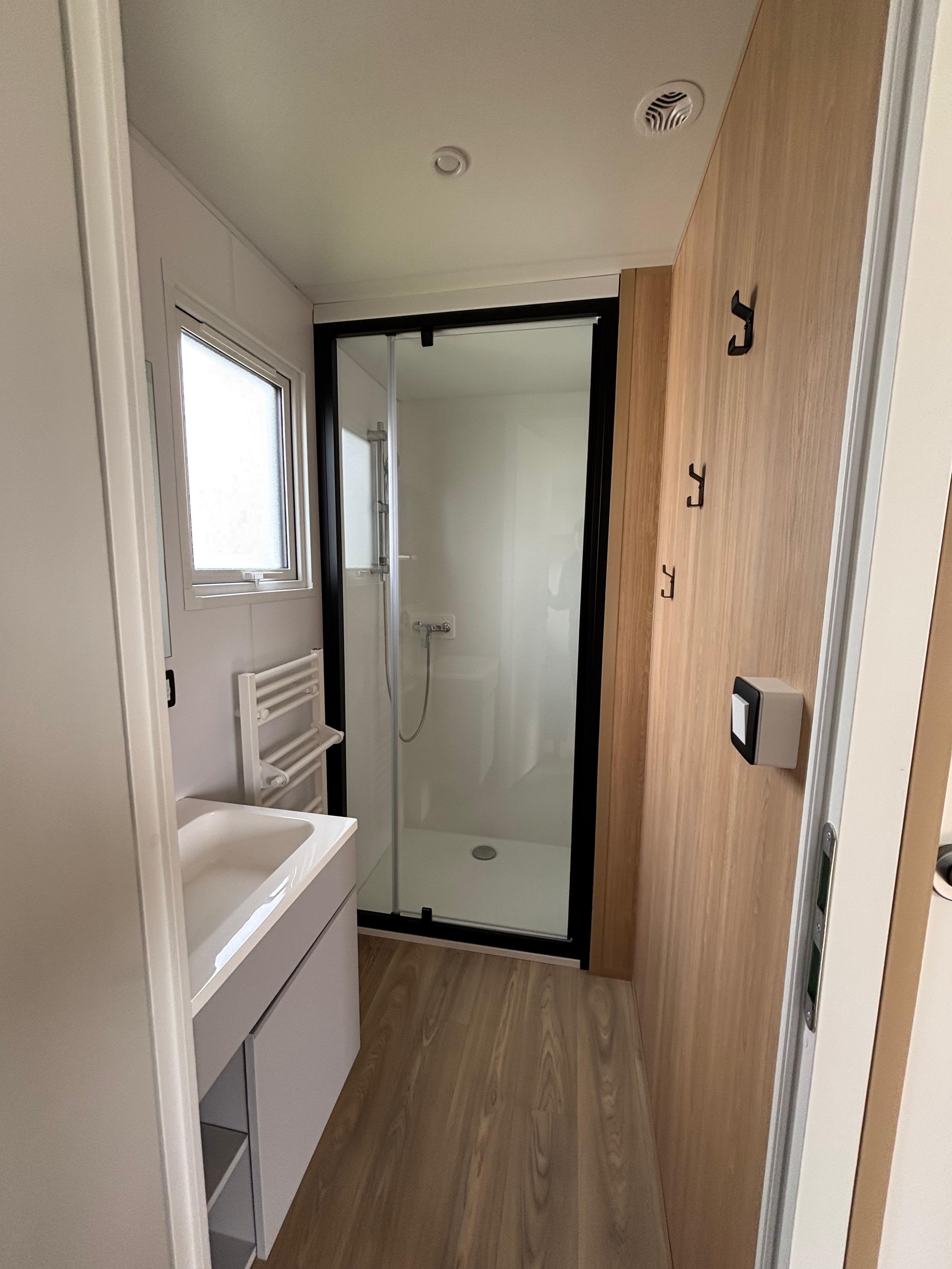 Neues Mobilheim im mediterranen Stil – 2 Schlafzimmer – Integrierte Terrasse – 880 x 420 cm