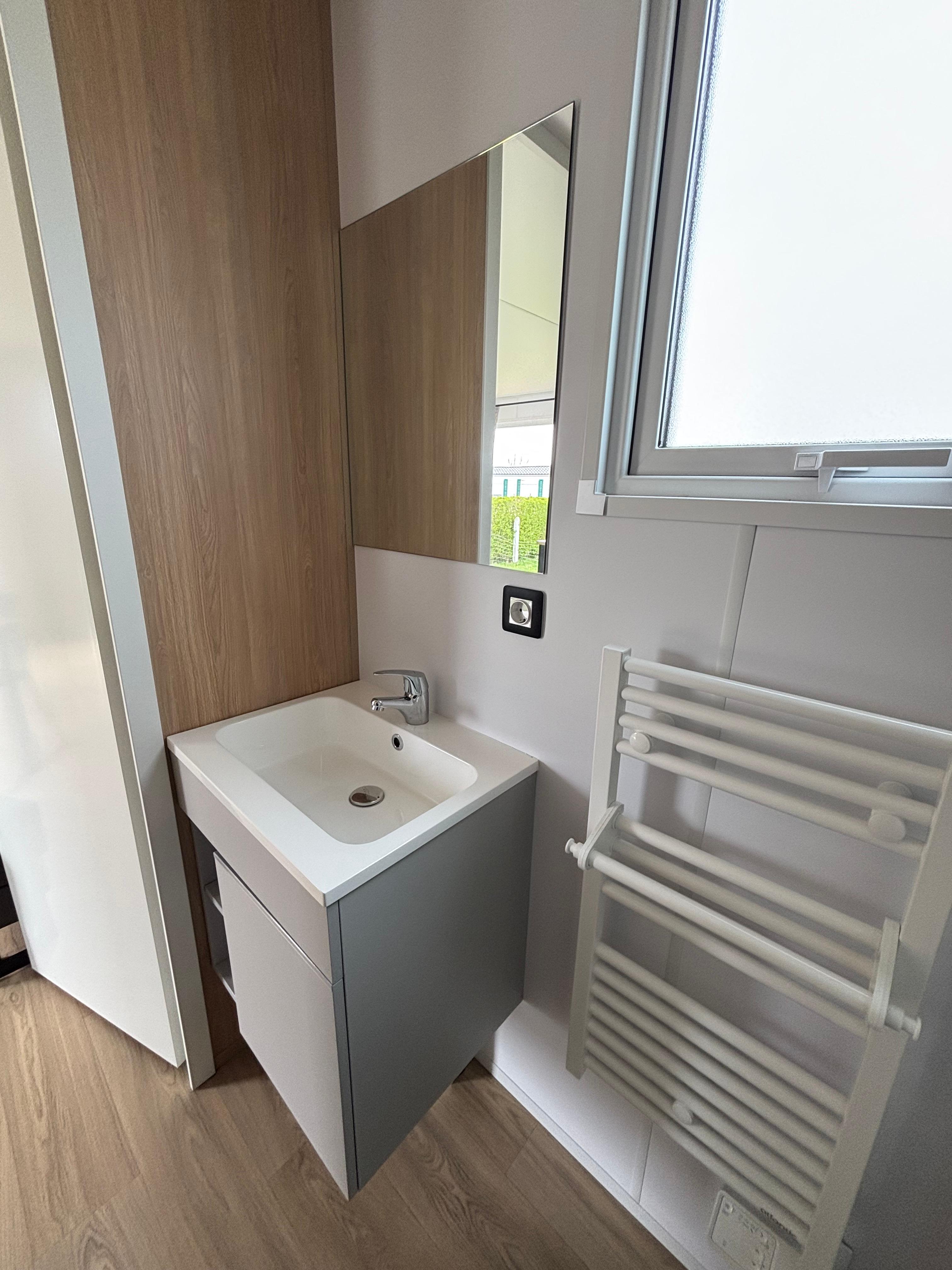 Neues Mobilheim im mediterranen Stil – 2 Schlafzimmer – Integrierte Terrasse – 880 x 420 cm