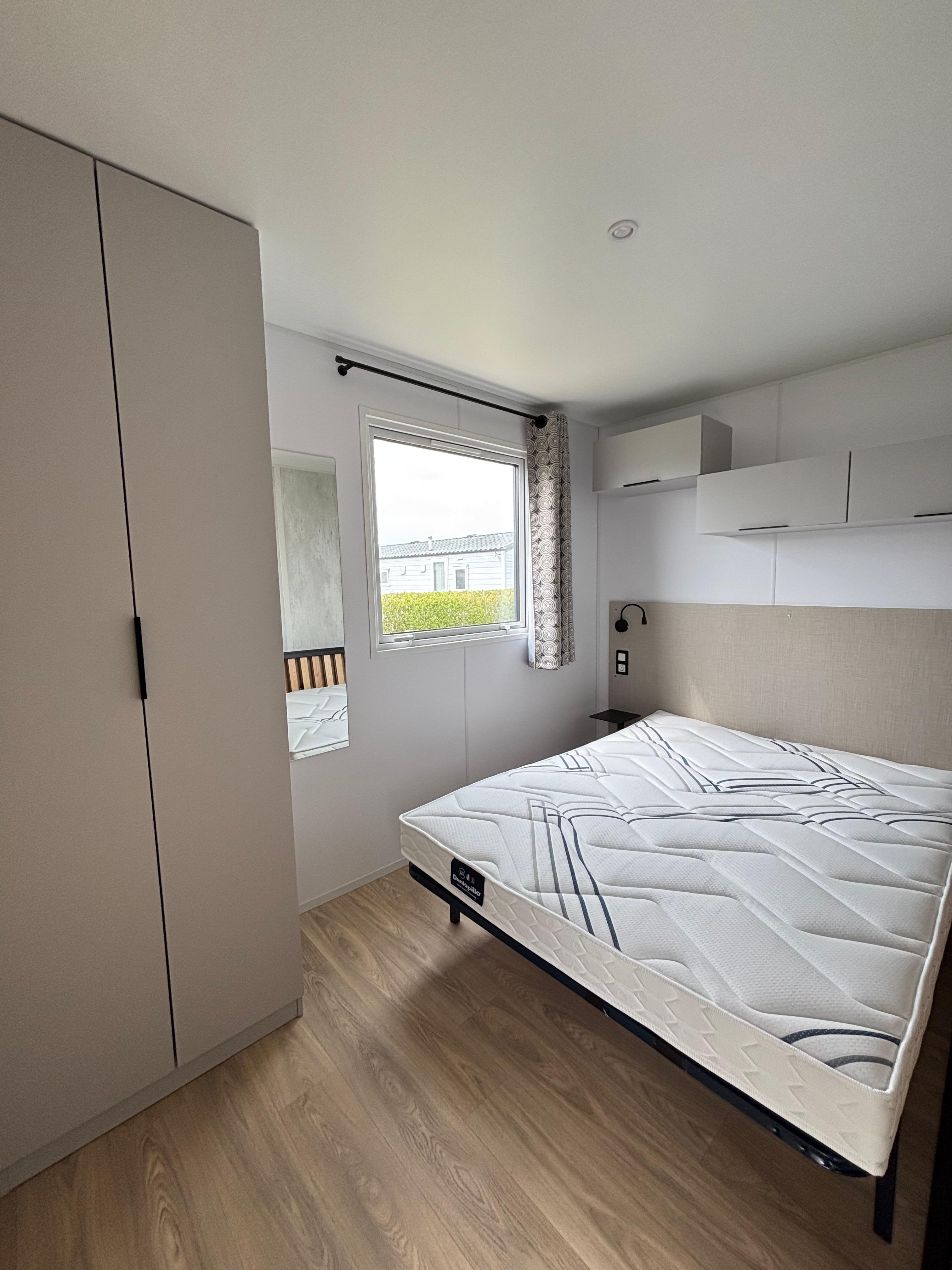 Neues Mobilheim im mediterranen Stil – 2 Schlafzimmer – Integrierte Terrasse – 880 x 420 cm