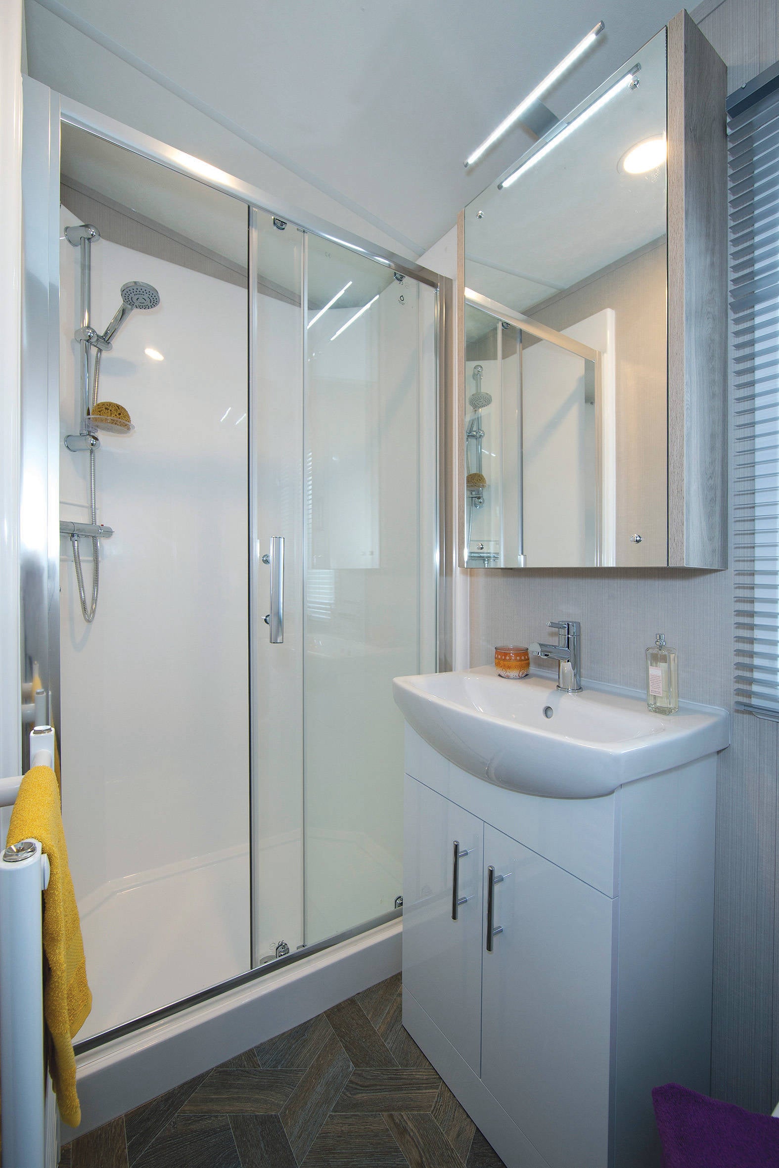 Nieuwe Rodeo Stacaravan Sheffield Deluxe - 1250/3 - 3 slaapkamers - 1250x427cm