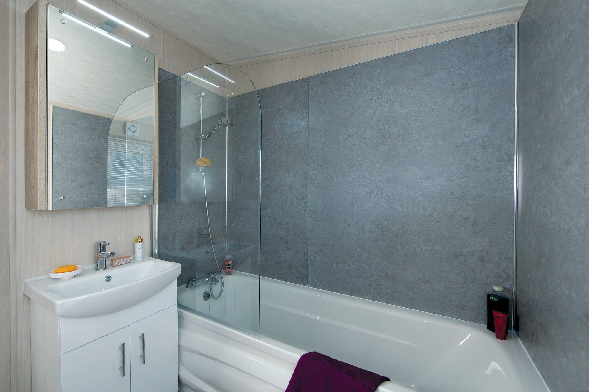 Nieuwe Rodeo Stacaravan Sheffield Deluxe - 1250/3 - 3 slaapkamers - 1250x427cm