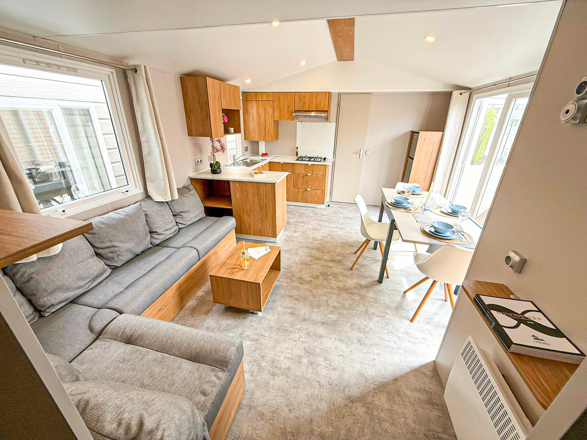 Nieuwe Stacaravan Luzerno - 2 slaapkamers - 1009x400cm