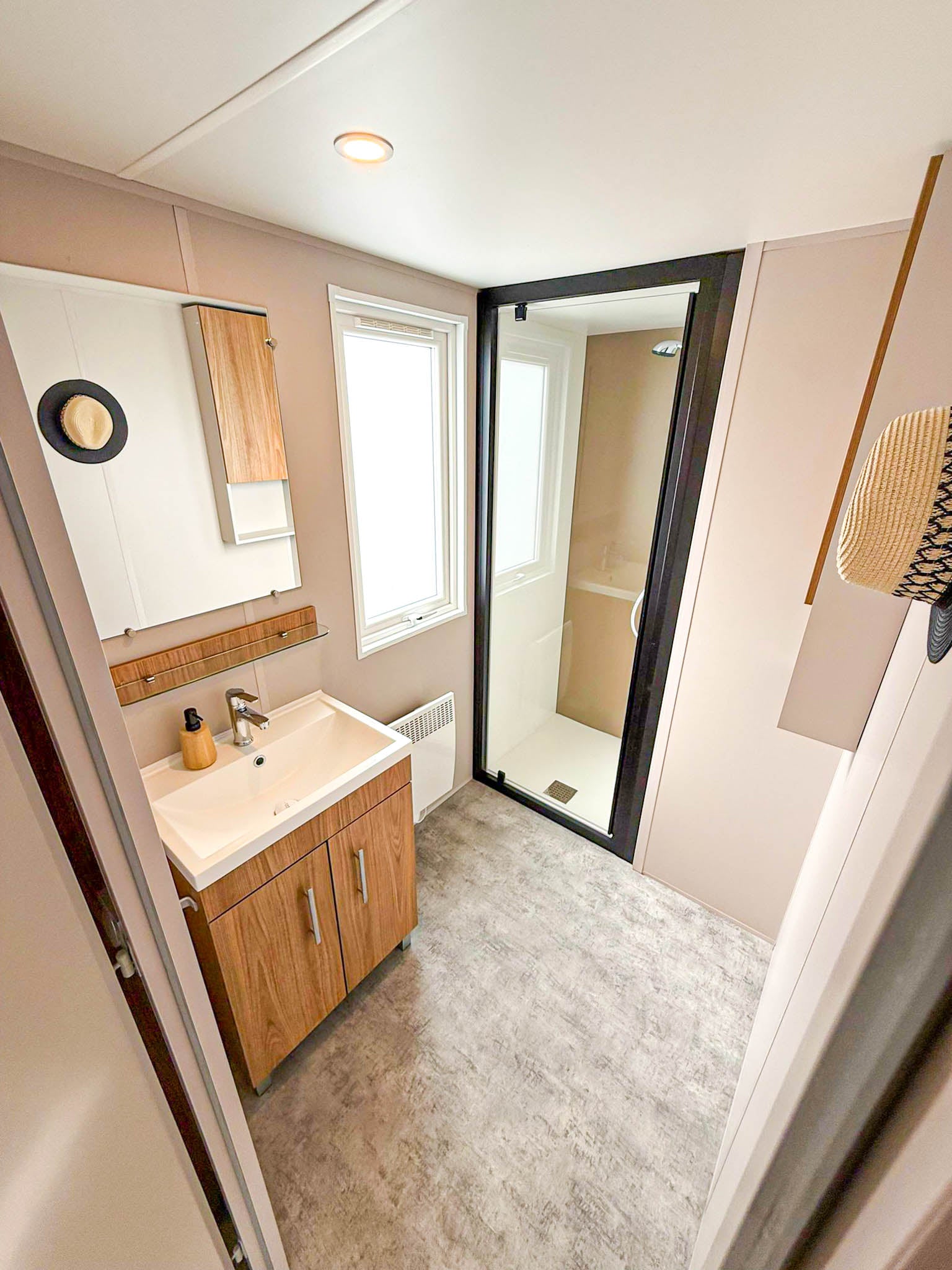 Nieuwe Stacaravan Luzerno - 2 slaapkamers - 1009x400cm