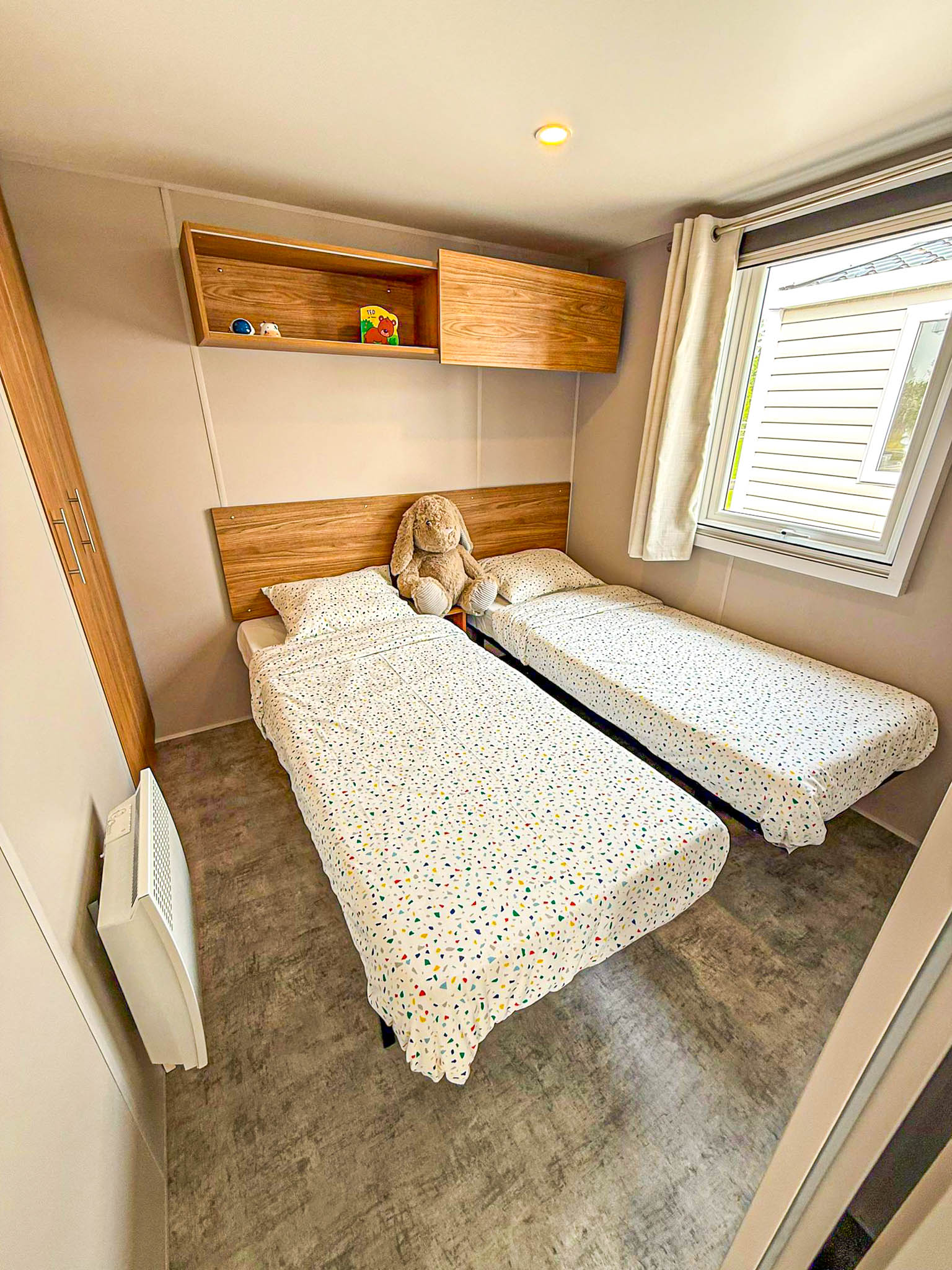 Nieuwe Stacaravan Luzerno - 2 slaapkamers - 1009x400cm