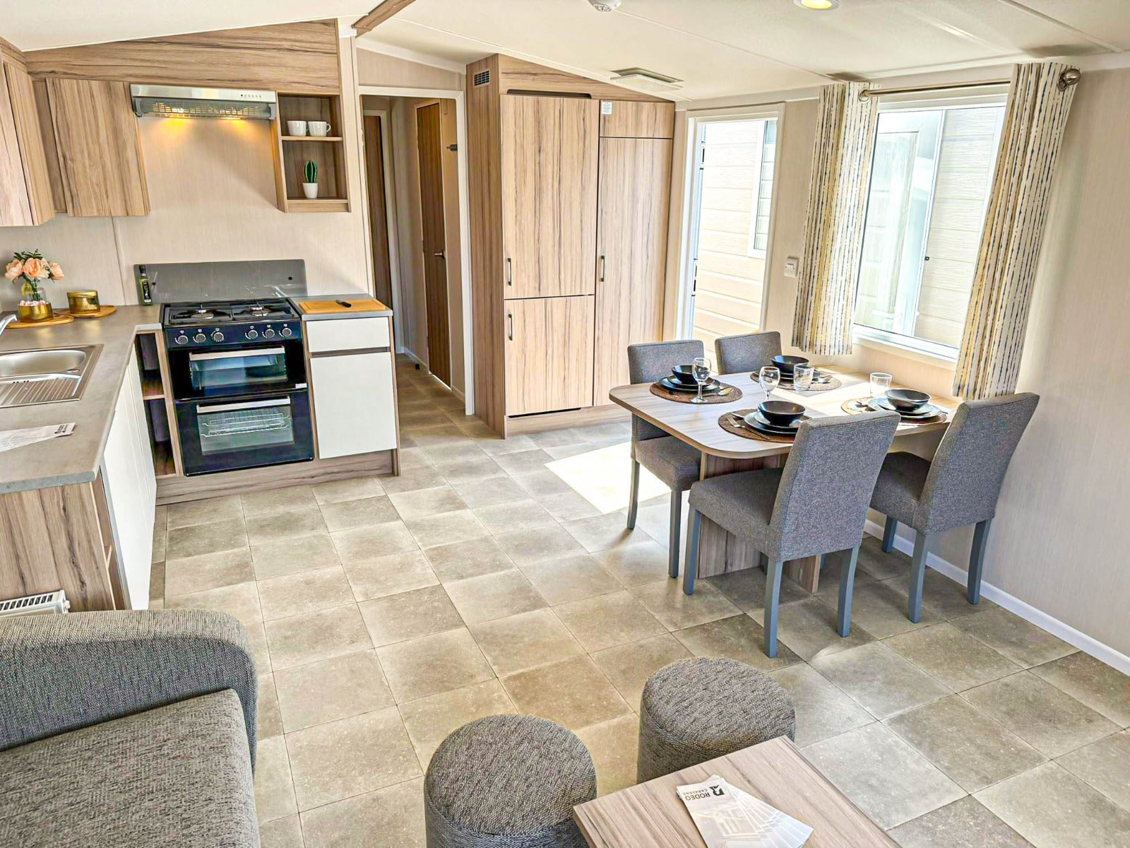 Nieuwe - Swift - Stacaravan Royan - 1100/2 - 2 slaapkamers - 1090x370cm